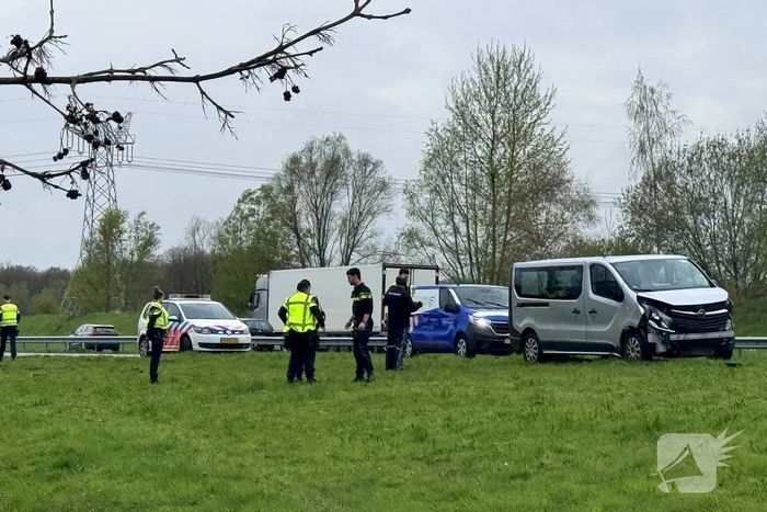 Bestelbus botst op geleiderail