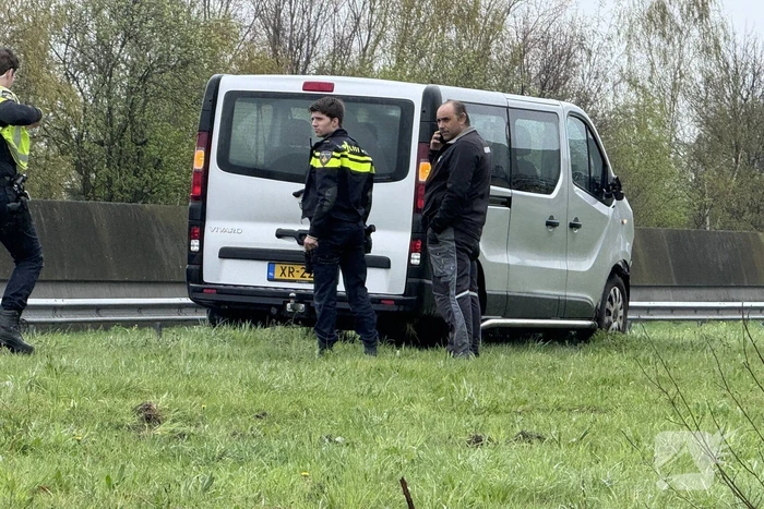 Bestelbus botst op geleiderail