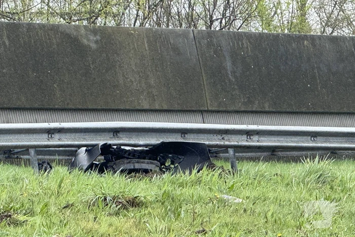 Bestelbus botst op geleiderail