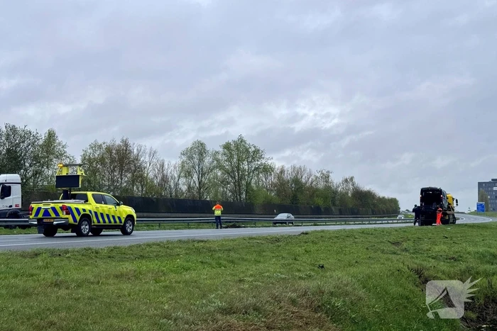 Bestelbus botst op geleiderail