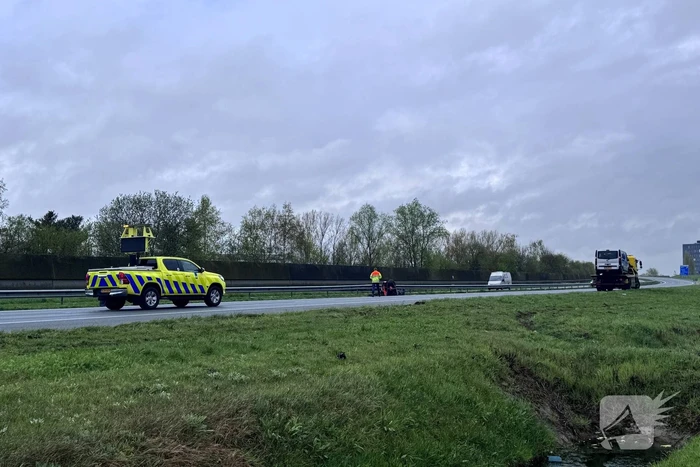 Bestelbus botst op geleiderail
