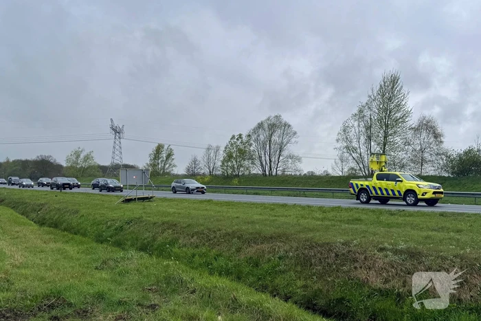 Bestelbus botst op geleiderail