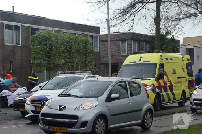 Man zwaargewond na steekpartij op oprit