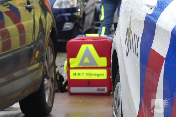 Man zwaargewond na steekpartij op oprit