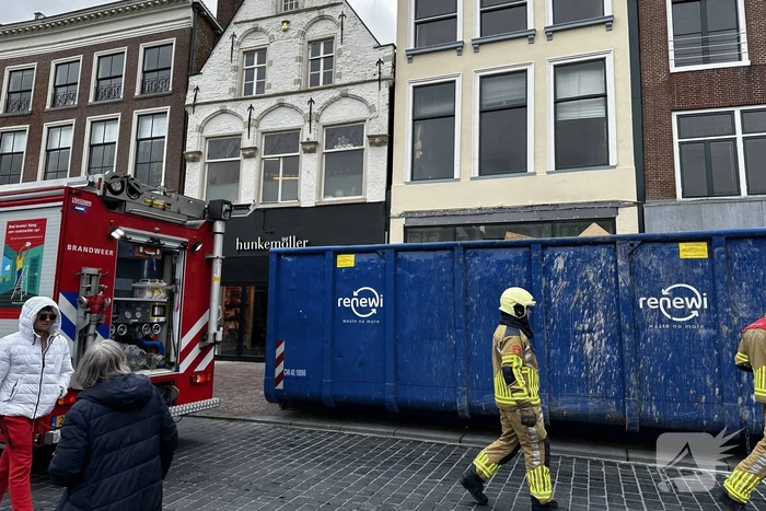 Brandweer groots ingezet voor brand in kledingwinkel