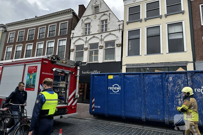 Brandweer groots ingezet voor brand in kledingwinkel