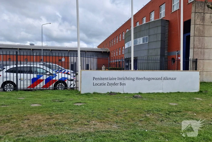 Gevangene gegijzeld twee mede gedetineerden