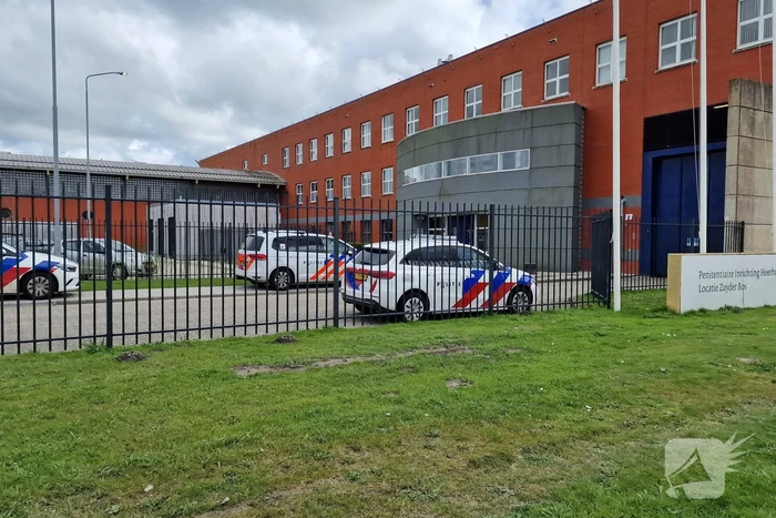 Gevangene gegijzeld twee mede gedetineerden