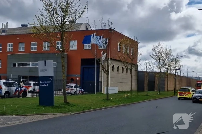 Gevangene gegijzeld twee mede gedetineerden
