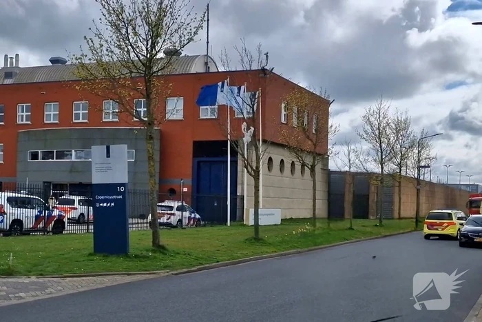 Gevangene gegijzeld twee mede gedetineerden