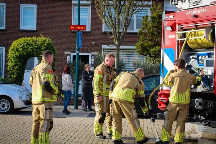 Onderzoek naar gaslucht in keuken van woning