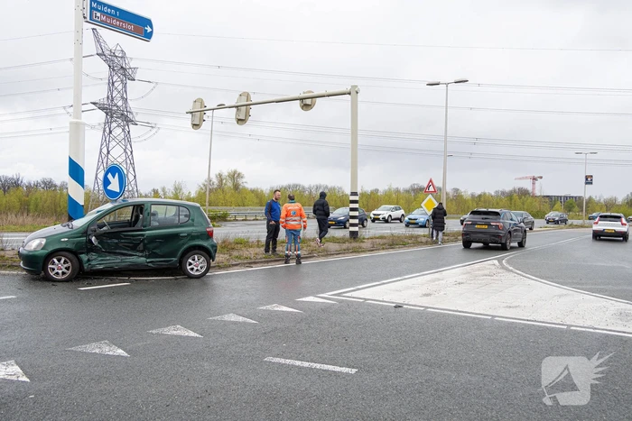 Twee auto's botsen op elkaar