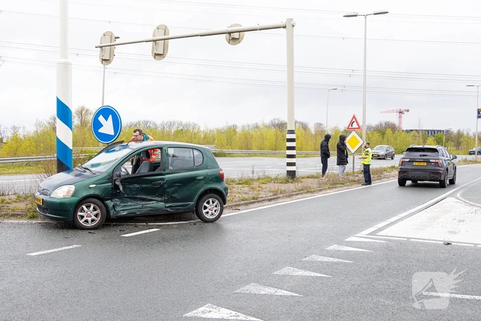 Twee auto's botsen op elkaar