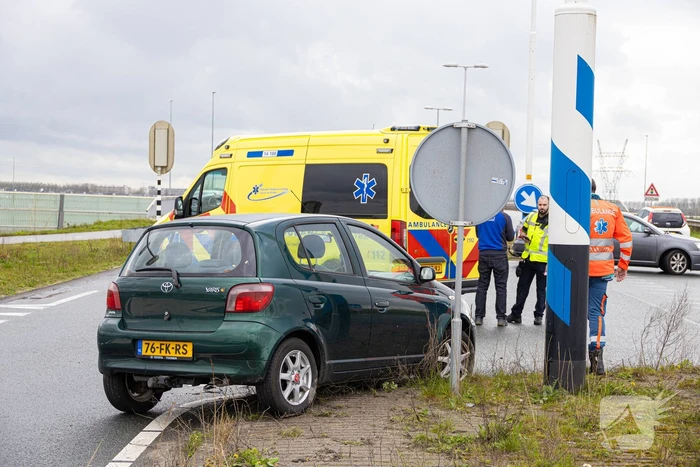 Twee auto's botsen op elkaar