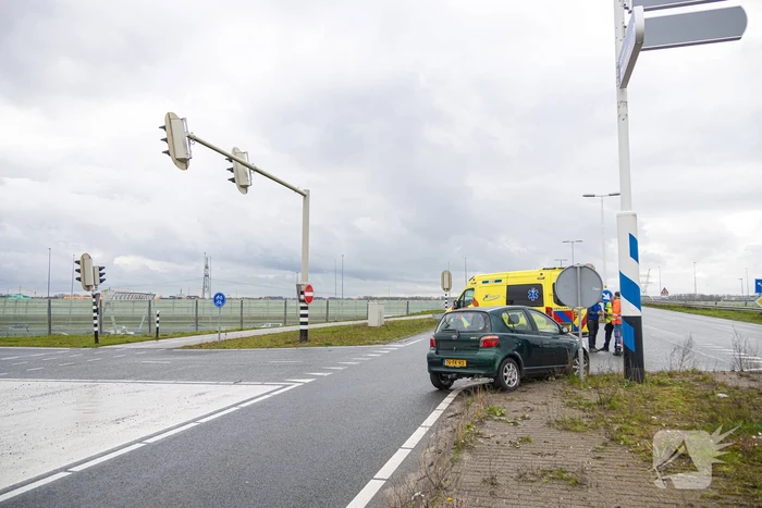 Twee auto's botsen op elkaar