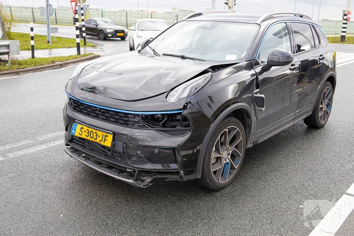 Twee auto's botsen op elkaar