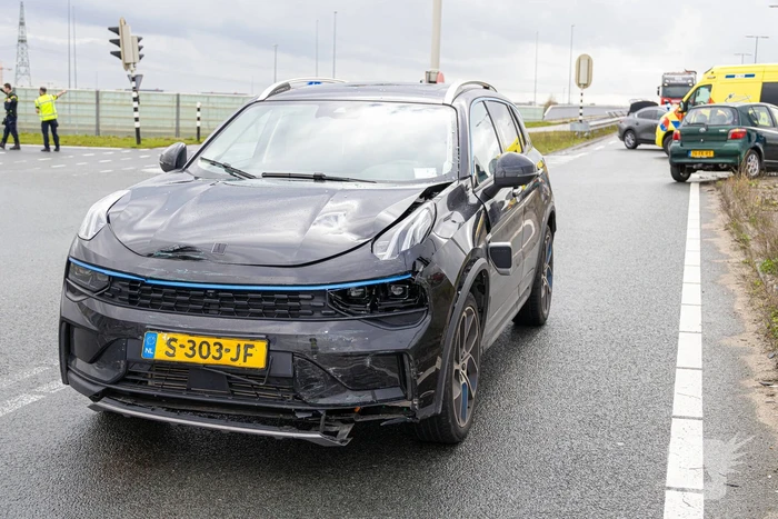 Twee auto's botsen op elkaar