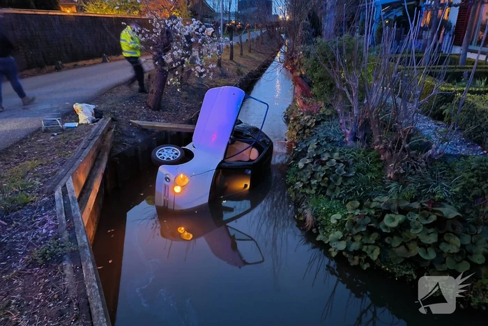 Persoon uit te water geraakte brommobiel gered