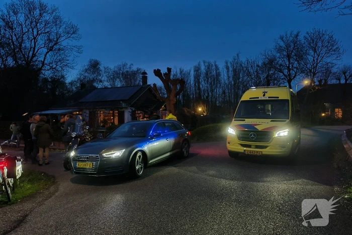 Persoon uit te water geraakte brommobiel gered