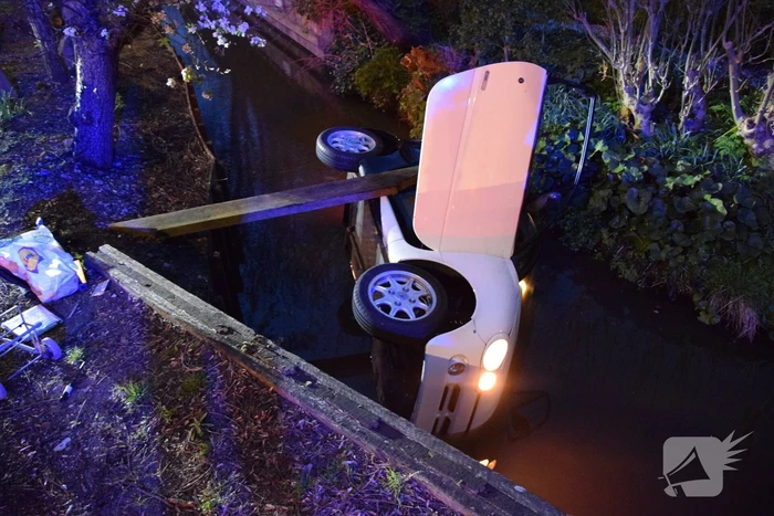 Persoon uit te water geraakte brommobiel gered