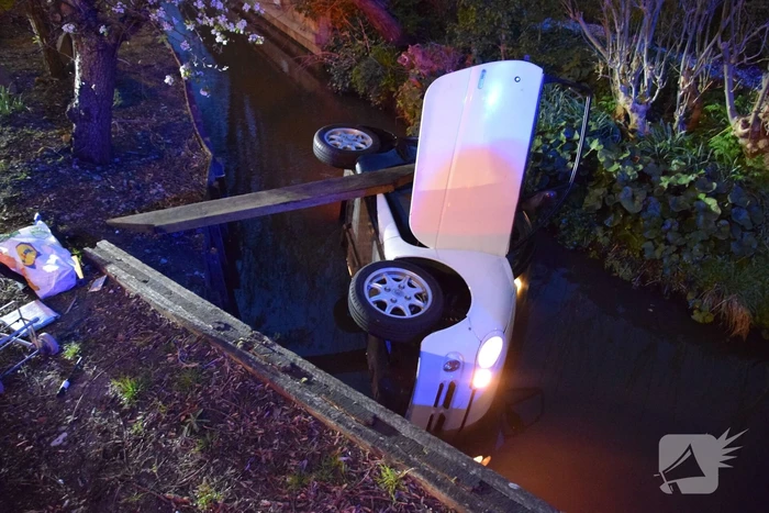 Persoon uit te water geraakte brommobiel gered