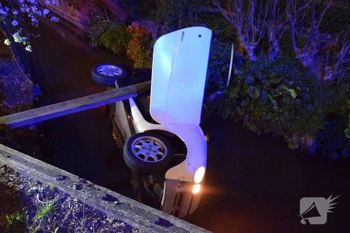 Persoon uit te water geraakte brommobiel gered