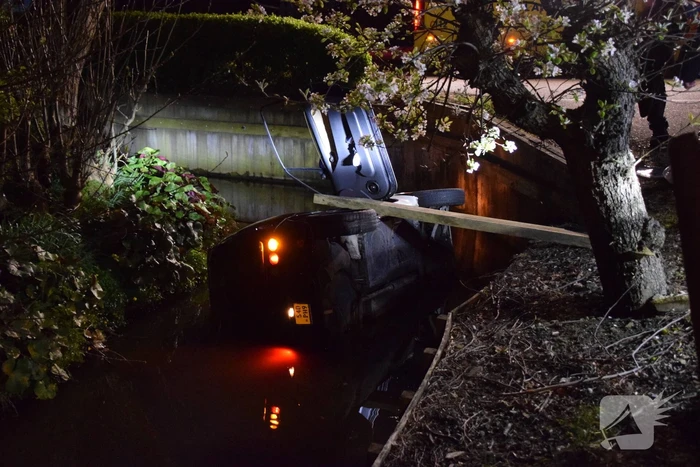 Persoon uit te water geraakte brommobiel gered