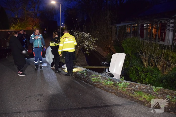 Persoon uit te water geraakte brommobiel gered