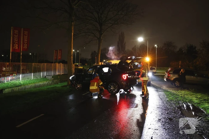 Bestuurster gewond bij botsing tegen boom