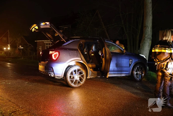 Bestuurster gewond bij botsing tegen boom
