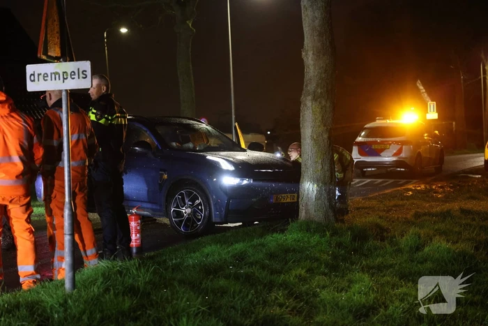 Bestuurster gewond bij botsing tegen boom
