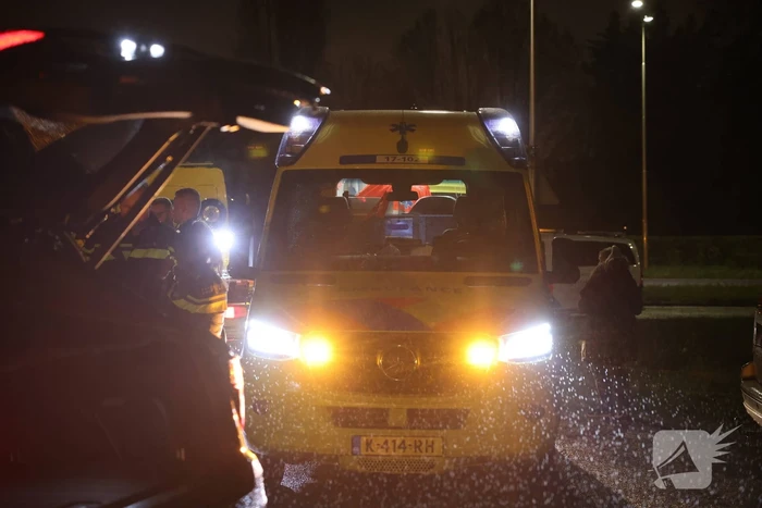 Bestuurster gewond bij botsing tegen boom