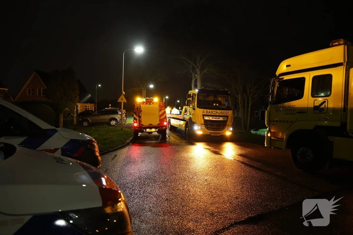 Bestuurster gewond bij botsing tegen boom