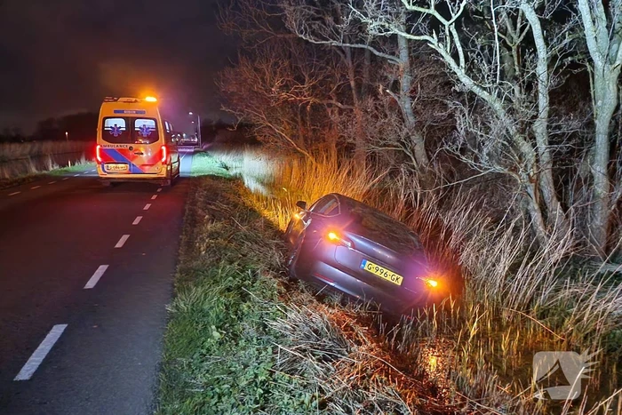Automobilist raakt van de weg en komt in sloot tot stilstand