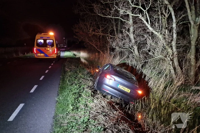 Automobilist raakt van de weg en komt in sloot tot stilstand