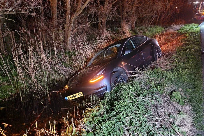 Automobilist raakt van de weg en komt in sloot tot stilstand