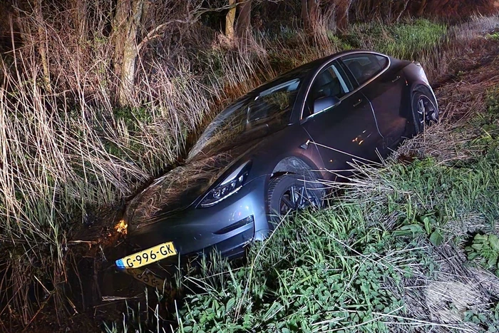 Automobilist raakt van de weg en komt in sloot tot stilstand