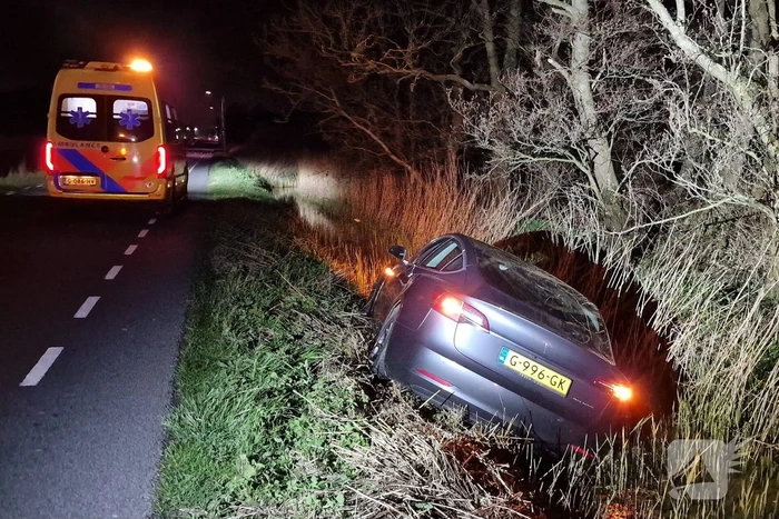 Automobilist raakt van de weg en komt in sloot tot stilstand