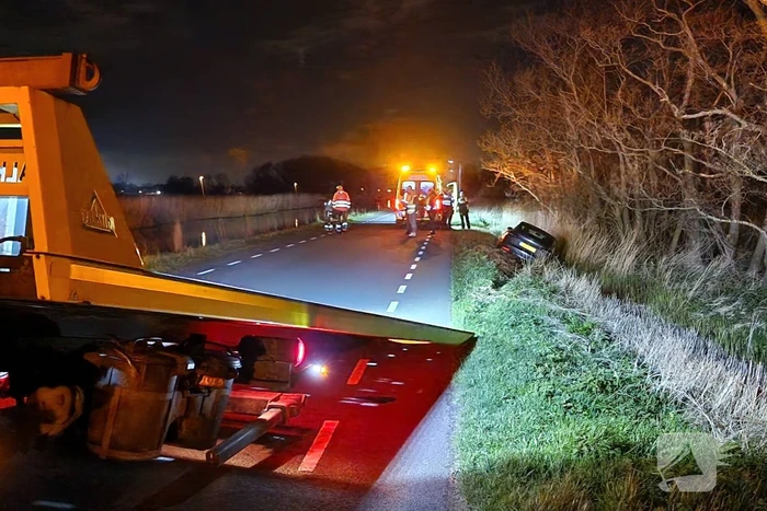 Automobilist raakt van de weg en komt in sloot tot stilstand