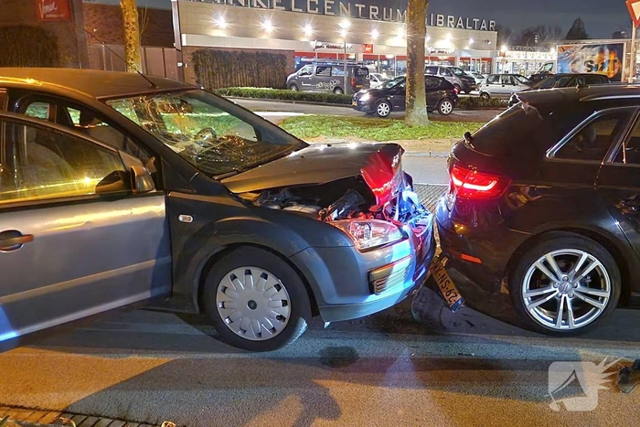 Kop-staart botsing tussen twee auto's
