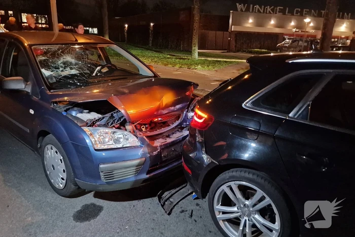 Kop-staart botsing tussen twee auto's