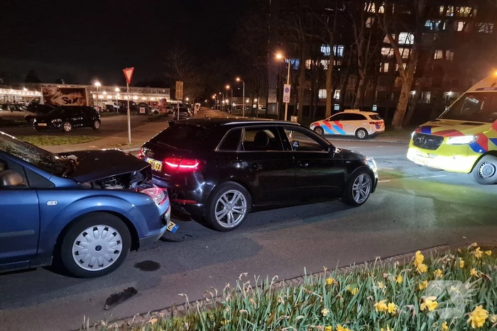 Kop-staart botsing tussen twee auto's
