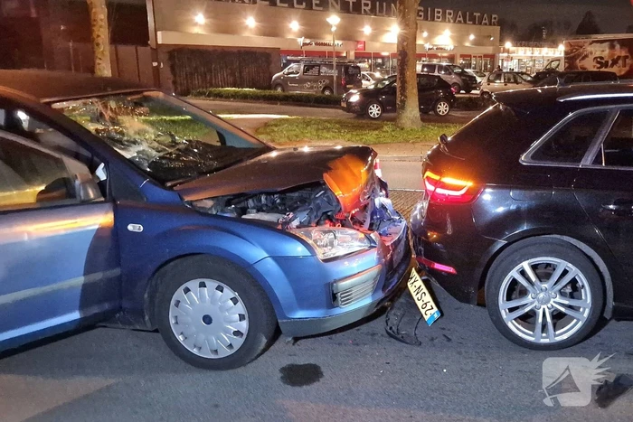Kop-staart botsing tussen twee auto's