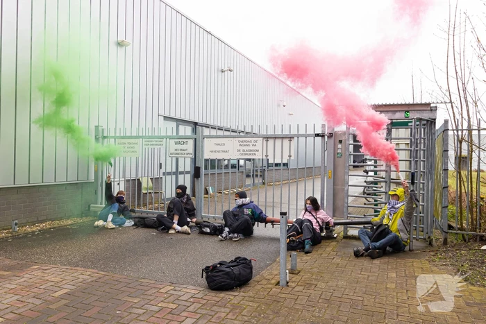 Actievoerders van Extinction Rebellion blokkeren toegang Thales
