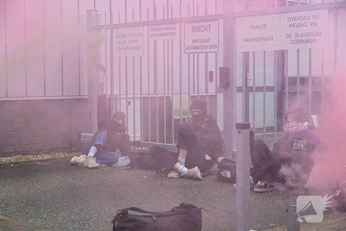 Actievoerders van Extinction Rebellion blokkeren toegang Thales