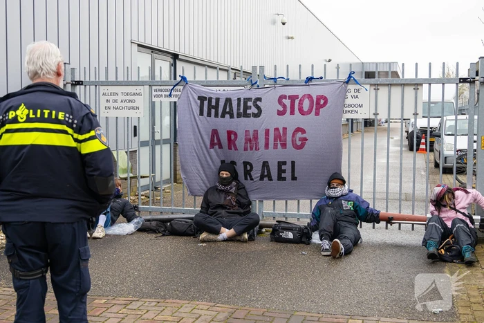 Actievoerders van Extinction Rebellion blokkeren toegang Thales