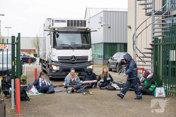 Actievoerders van Extinction Rebellion blokkeren toegang Thales