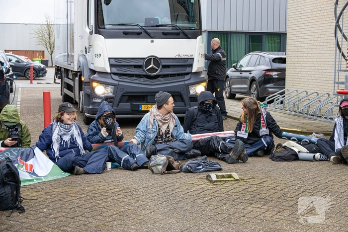 Actievoerders van Extinction Rebellion blokkeren toegang Thales