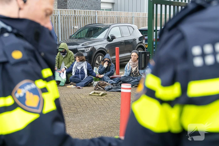 Actievoerders van Extinction Rebellion blokkeren toegang Thales