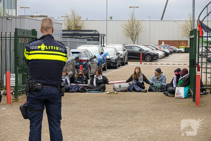 Actievoerders van Extinction Rebellion blokkeren toegang Thales